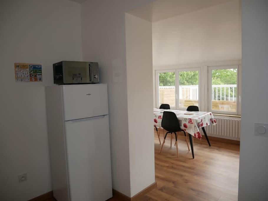 Logement Lumineux Avec Terrasse ลารอช-ซูร์-ยง ภายนอก รูปภาพ