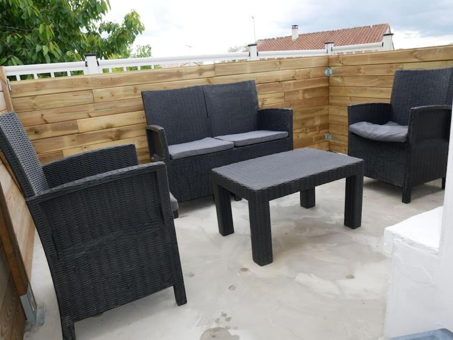 Logement Lumineux Avec Terrasse ลารอช-ซูร์-ยง ภายนอก รูปภาพ